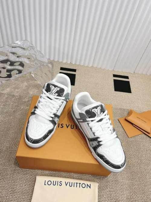 Louis Vuitton Trainer Sneakers Style 0032