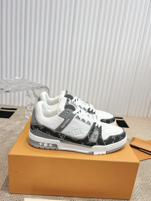 Louis Vuitton Trainer Sneakers Style 0032