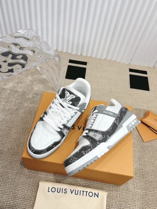 Louis Vuitton Trainer Sneakers Style 0032