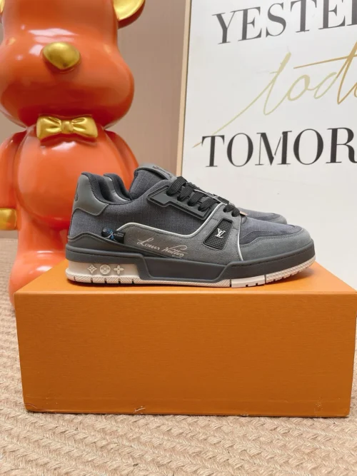 Louis Vuitton Trainer Sneakers Style 0040