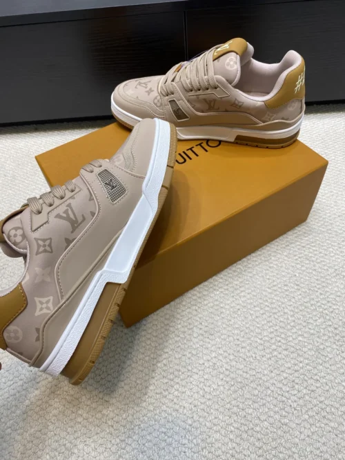 Louis Vuitton Trainer Sneakers Style 0051