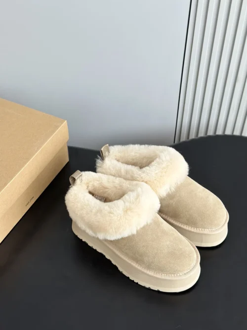 UGG Lambskin Snow Boots Style 0031