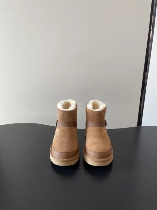 UGG Lambskin Snow Boots Style 0095