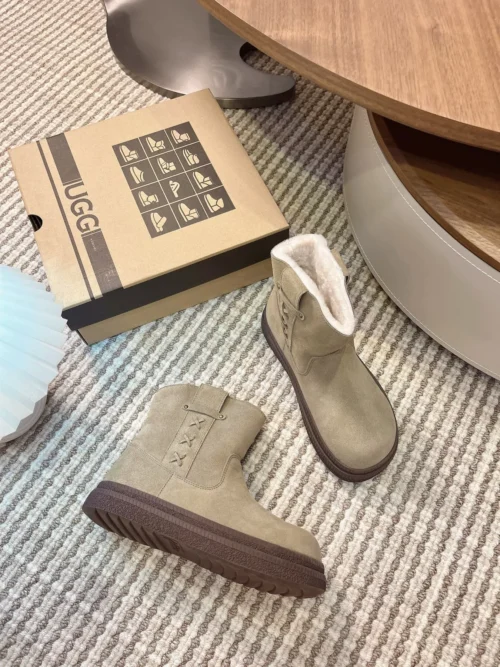 UGG Lambskin Snow Boots Style 0125