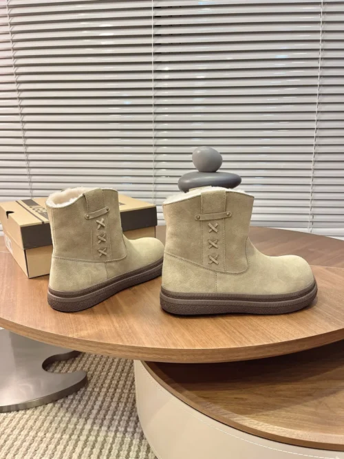 UGG Lambskin Snow Boots Style 0125