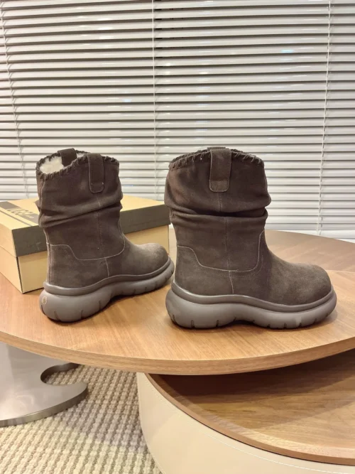 UGG Leather Snow Boots Style 0135