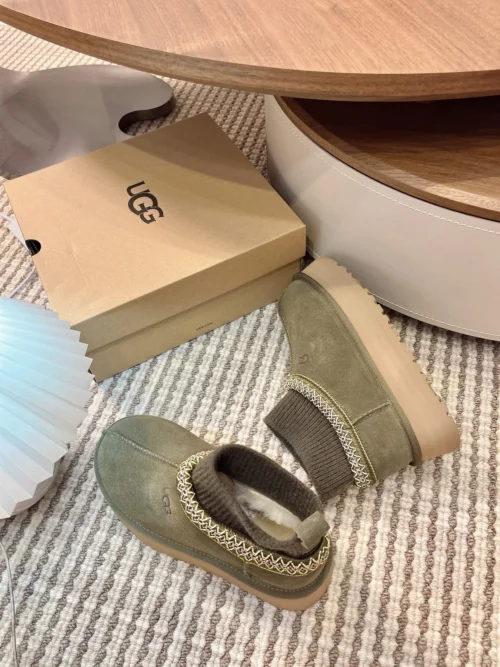 UGG Shearling Snow Boots Style 0141