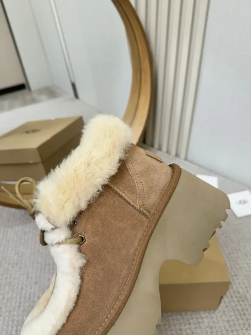UGG Lambskin Snow Boots Style 0223
