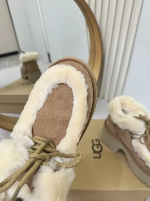 UGG Lambskin Snow Boots Style 0223