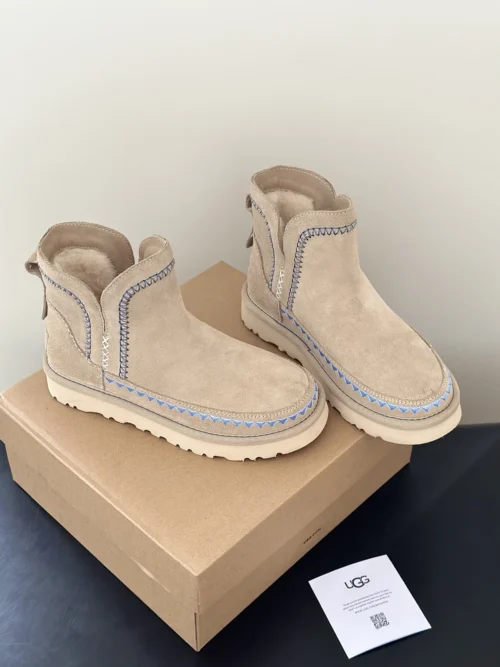 UGG Lambskin Snow Boots Style 0321
